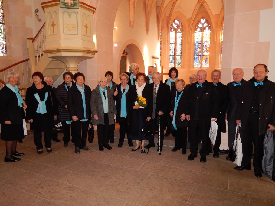 MGV Chormitglieder gratuliern Irene und Alfred Throm zur Eisernen Hochzeit