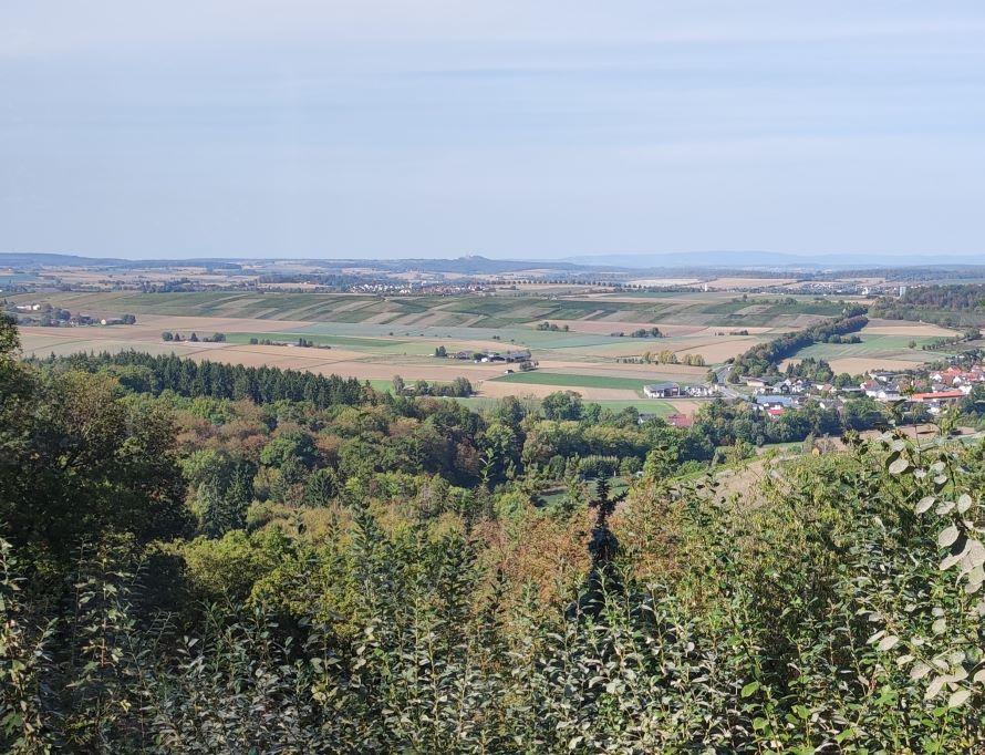 Aussicht beim Mittagessen, Bildmitte Burg Ravenstein sichtbar