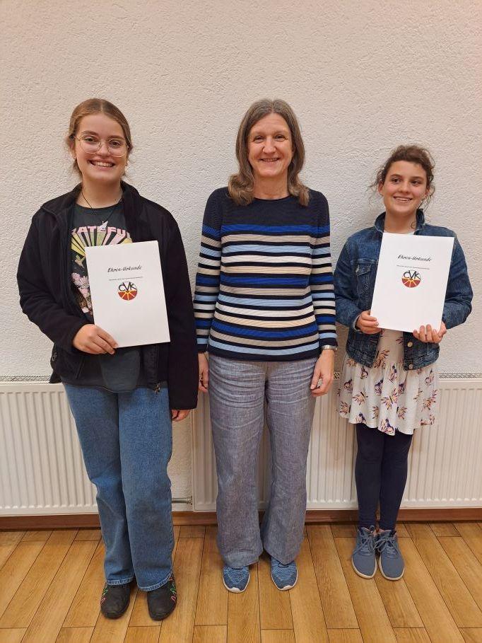 Auszeichnung Jugend vlnr. Mascha, Chorleiterin Annika, Marlena