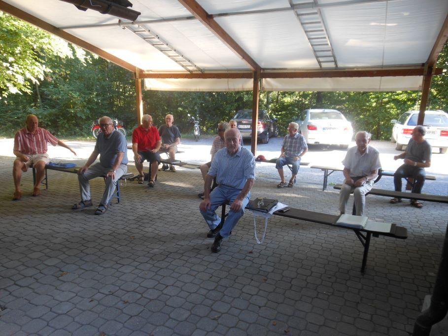 Männerchorprobe im Freien mit Sicherheitsabstand