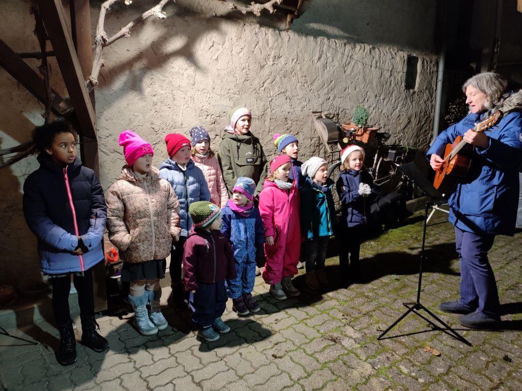 Kinderchor Gluehweintreff Schwanen 2024