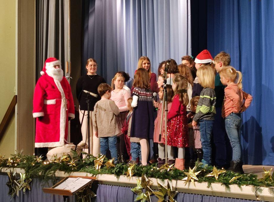 Weihnachtsliedersingen 2025 Besuch vom Nikolaus